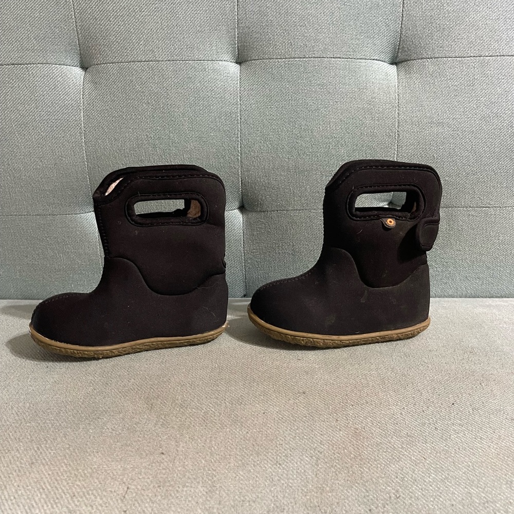 Infant bogs size 6